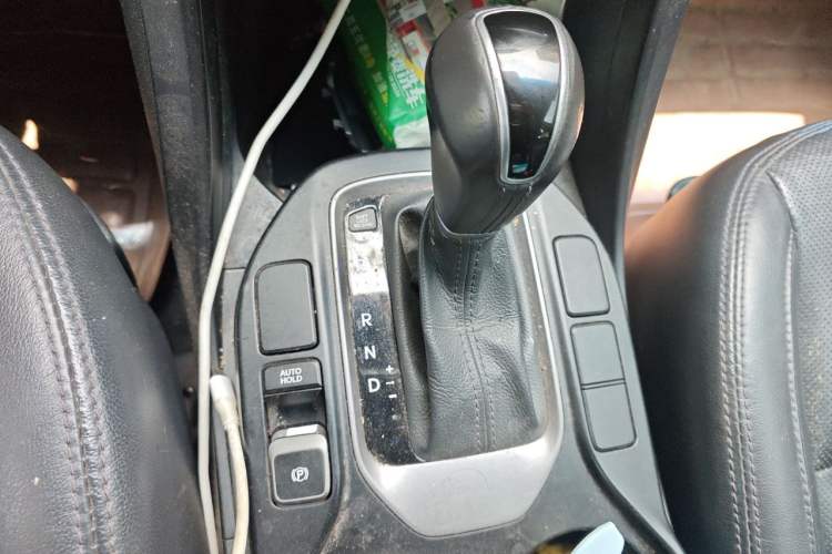 Used Hyundai Santa Fe 2015 2.0T Automatic 4x4 Smart 7-Seater Gear Lever