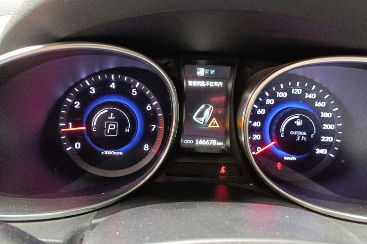 Used Hyundai Santa Fe 2015 2.4L Automatic Two-Wheel Drive Smart Version 5 Seats Instrument Cluster