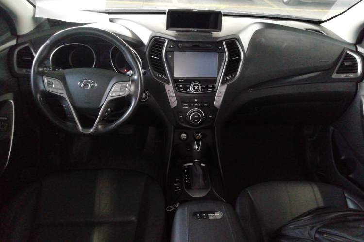 Used Hyundai Santa Fe 2015 2.0T Automatic All-Wheel Drive Smart Version 5 Seats Interior 2