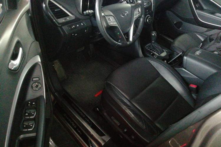 Used Hyundai Santa Fe 2015 2.0T Automatic All-Wheel Drive Smart Version 5 Seats Interior 3
