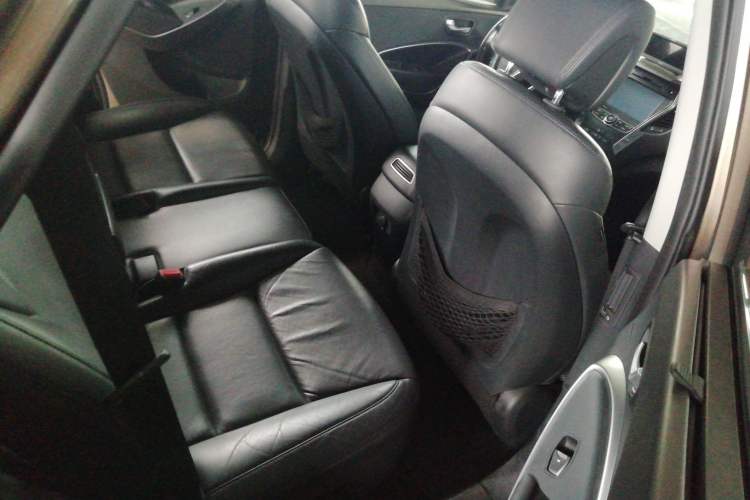 Used Hyundai Santa Fe 2015 2.0T Automatic All-Wheel Drive Smart Version 5 Seats Interior 4