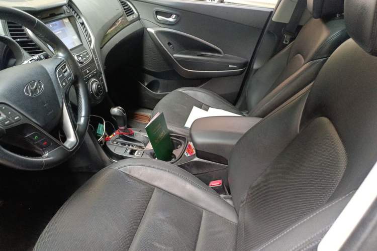 Used Hyundai Santa Fe 2015 2.4L Automatic Two-Wheel Drive Smart Version 5 Seats Left Front Seat