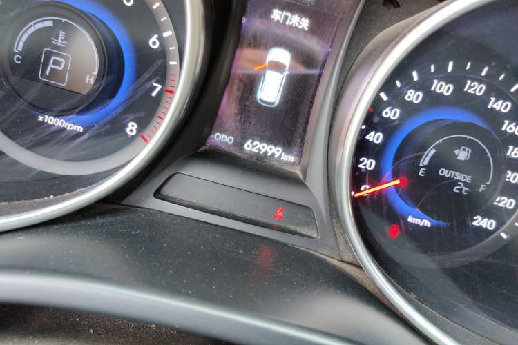 Used Hyundai Santa Fe 2015 2.0T Automatic 4x4 Smart 7-Seater Odometer Close Up