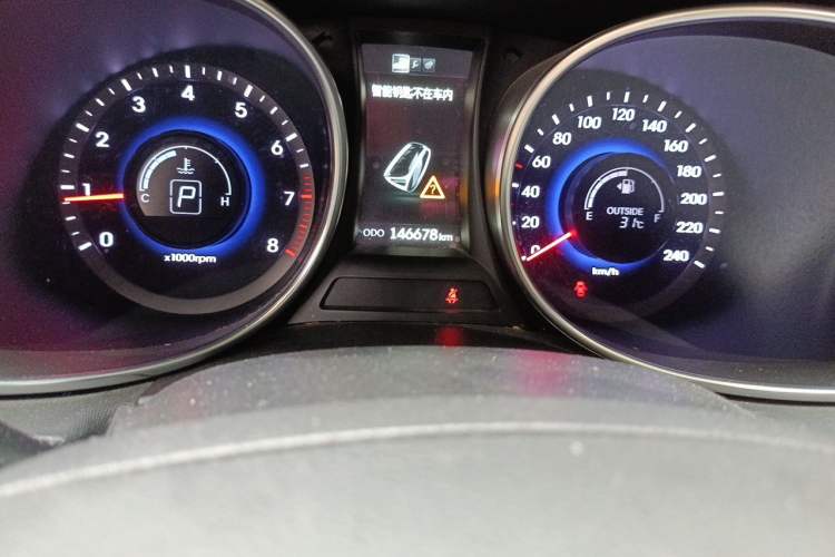 Used Hyundai Santa Fe 2015 2.4L Automatic Two-Wheel Drive Smart Version 5 Seats Odometer Close Up