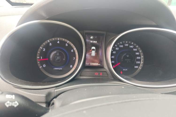 Used Hyundai Santa Fe 2015 2.0T Automatic All-Wheel Drive Smart Version 5 Seats Odometer Close Up