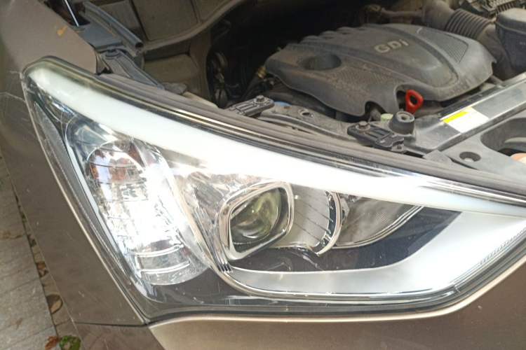Used Hyundai Santa Fe 2015 2.4L Automatic Two-Wheel Drive Smart Version 5 Seats Right Front Headlight
