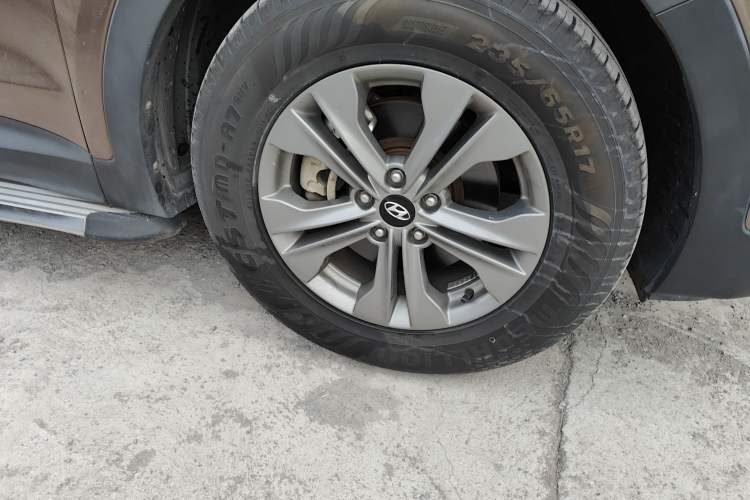 Used Hyundai Santa Fe 2015 2.0T Automatic 4x4 Smart 7-Seater Right Front Wheel Hub