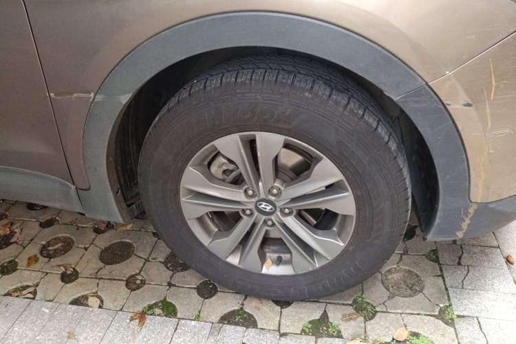 Used Hyundai Santa Fe 2015 2.4L Automatic Two-Wheel Drive Smart Version 5 Seats Right Front Wheel Hub