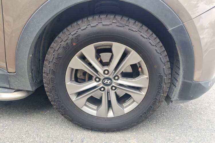 Used Hyundai Santa Fe 2015 2.0T Automatic All-Wheel Drive Smart Version 5 Seats Right Front Wheel Hub