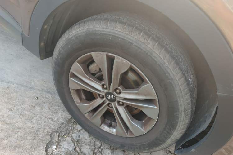 Used Hyundai Santa Fe 2015 2.0T Automatic All-Wheel Drive Smart Version 5 Seats Right Front Wheel Hub