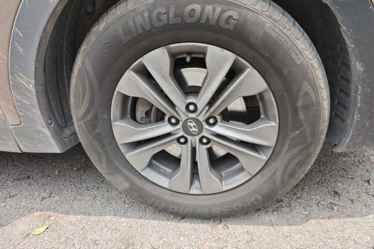 Used Hyundai Santa Fe 2015 2.0T Automatic 4x4 Smart 7-Seater Right Front Wheel Hub