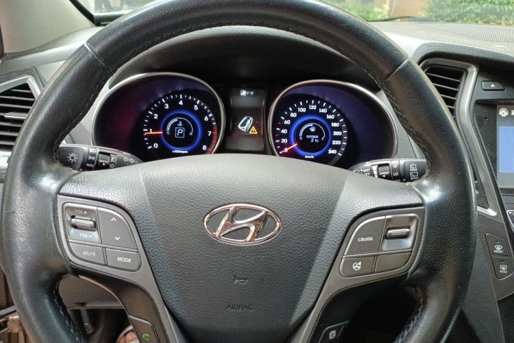 Used Hyundai Santa Fe 2015 2.4L Automatic Two-Wheel Drive Smart Version 5 Seats Steering Wheel