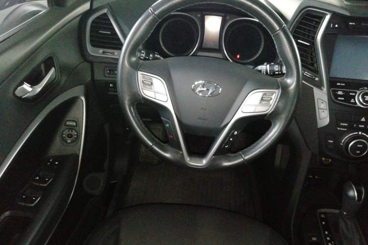 Used Hyundai Santa Fe 2015 2.0T Automatic All-Wheel Drive Smart Version 5 Seats Steering Wheel