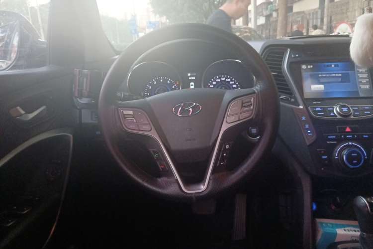 Used Hyundai Santa Fe 2015 2.0T Automatic 4x4 Top-Grade 7-Seater Steering Wheel