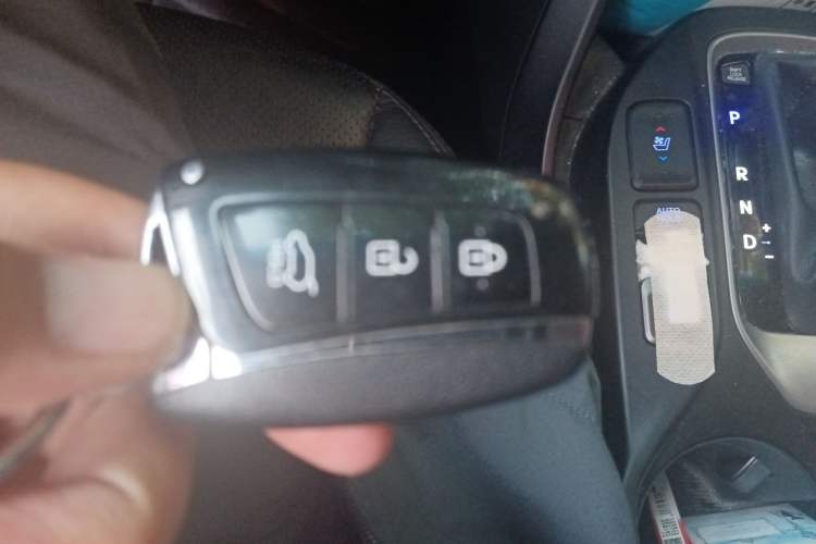 Used Hyundai Santa Fe 2015 2.0T Automatic 4x4 Top-Grade 7-Seater Vehicle Key