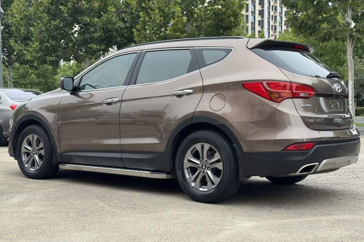 Used Hyundai Santa Fe 2015 2.0T Automatic Two-Wheel Drive Smart Version 5 Seats Exterior 2