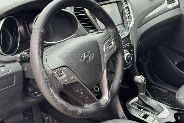 Used Hyundai Santa Fe 2015 2.0T Automatic Two-Wheel Drive Smart Version 5 Seats Interior 1