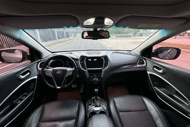 Used Hyundai Santa Fe 2015 2.4L Automatic Two-Wheel Drive Smart Version 5 Seats Interior 1