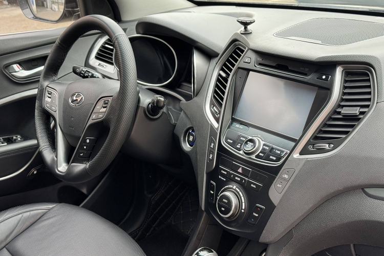 Used Hyundai Santa Fe 2015 2.0T Automatic Two-Wheel Drive Smart Version 5 Seats Interior 2