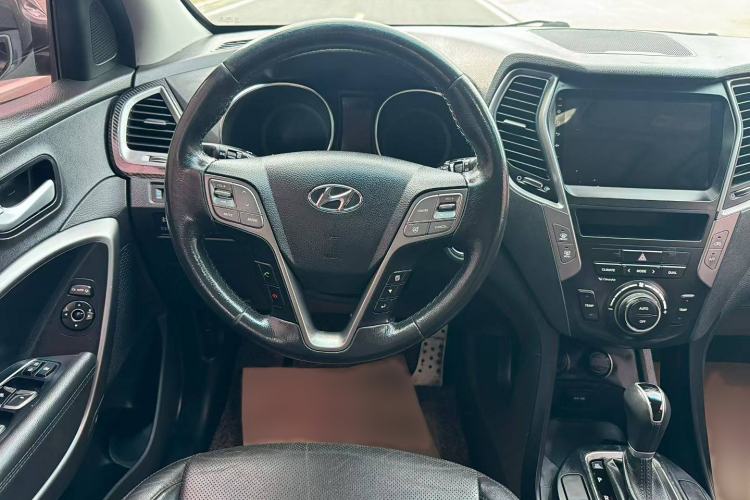 Used Hyundai Santa Fe 2015 2.4L Automatic Two-Wheel Drive Smart Version 5 Seats Interior 2