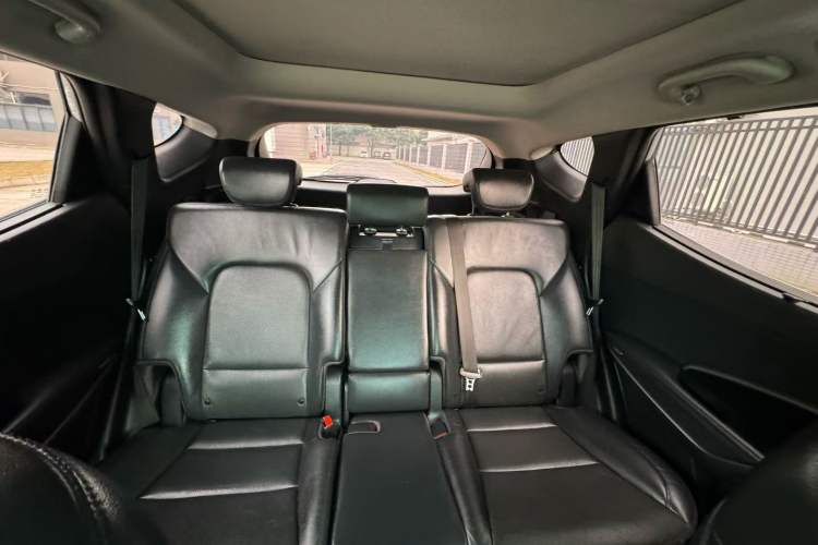 Used Hyundai Santa Fe 2015 2.4L Automatic Two-Wheel Drive Smart Version 5 Seats Interior 3