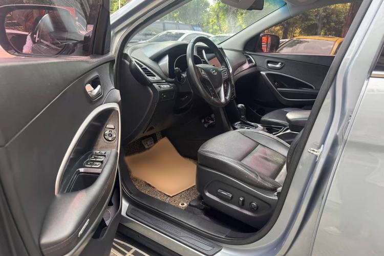 Used Hyundai Santa Fe 2015 2.4L Automatic Two-Wheel Drive Smart Version 5 Seats Interior 4