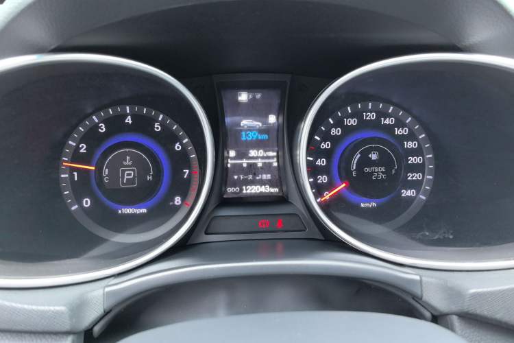 Used Hyundai Santa Fe 2015 2.0T Automatic Two-Wheel Drive Smart Version 5 Seats Odometer Close Up