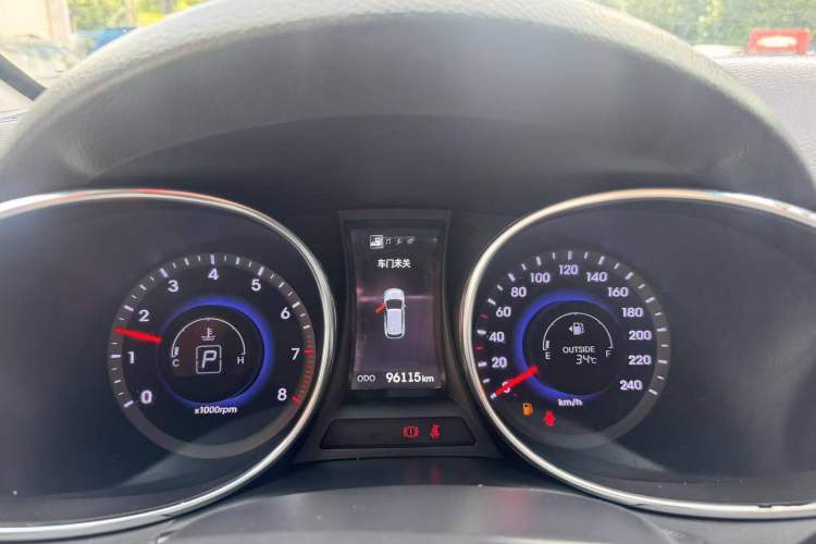 Used Hyundai Santa Fe 2015 2.4L Automatic Two-Wheel Drive Smart Version 5 Seats Odometer Close Up