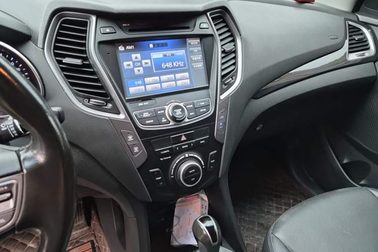 Used Hyundai Santa Fe 2015 2.0T Automatic Two-Wheel Drive Smart Version 5 Seats Audio And AC Panel