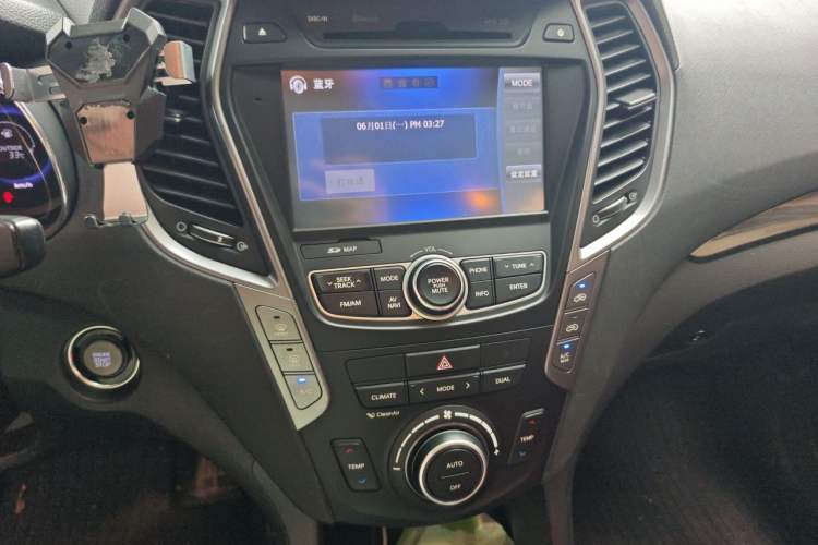 Used Hyundai Santa Fe 2015 2.0T Automatic 4x4 Smart 7-Seater Audio And AC Panel