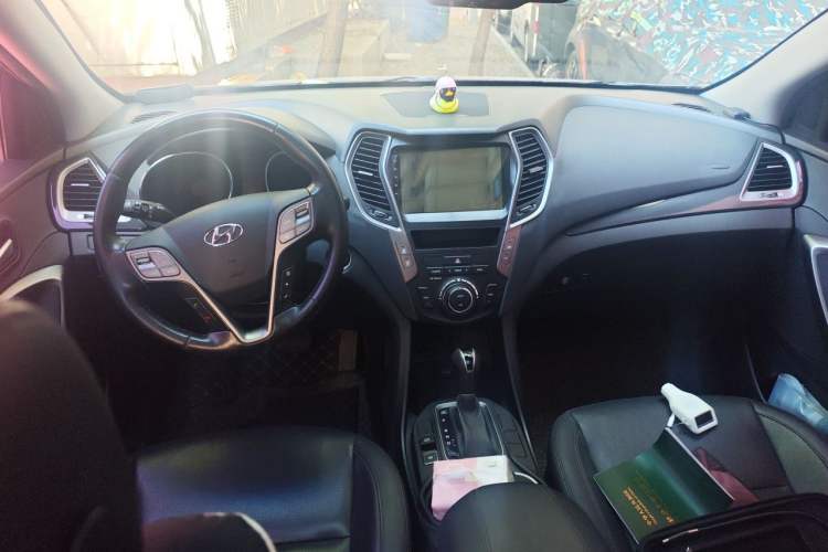 Used Hyundai Santa Fe 2015 2.0T Automatic Two-Wheel Drive Smart Version 5 Seats Center Console