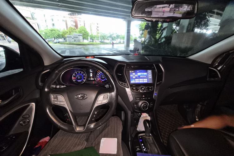 Used Hyundai Santa Fe 2015 2.0T Automatic Two-Wheel Drive Smart Version 5 Seats Center Console