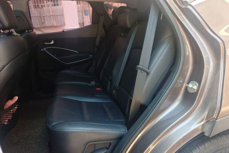 Used Hyundai Santa Fe 2015 2.0T Automatic Two-Wheel Drive Smart Version 5 Seats Left Rear Seat