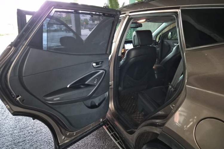Used Hyundai Santa Fe 2015 2.0T Automatic Two-Wheel Drive Smart Version 5 Seats Left Rear Seat