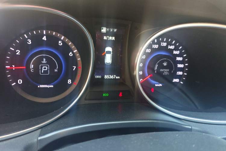 Used Hyundai Santa Fe 2015 2.0T Automatic Two-Wheel Drive Smart Version 5 Seats Odometer Close Up