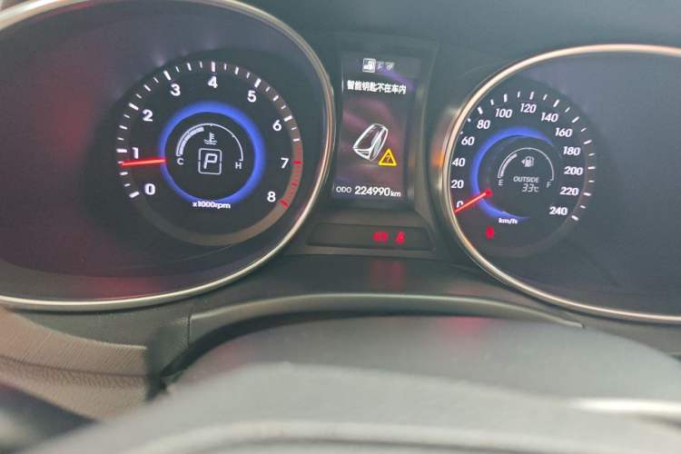 Used Hyundai Santa Fe 2015 2.0T Automatic 4x4 Smart 7-Seater Odometer Close Up