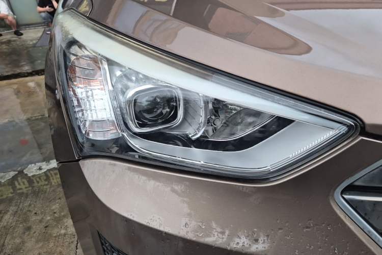 Used Hyundai Santa Fe 2015 2.0T Automatic Two-Wheel Drive Smart Version 5 Seats Right Front Headlight