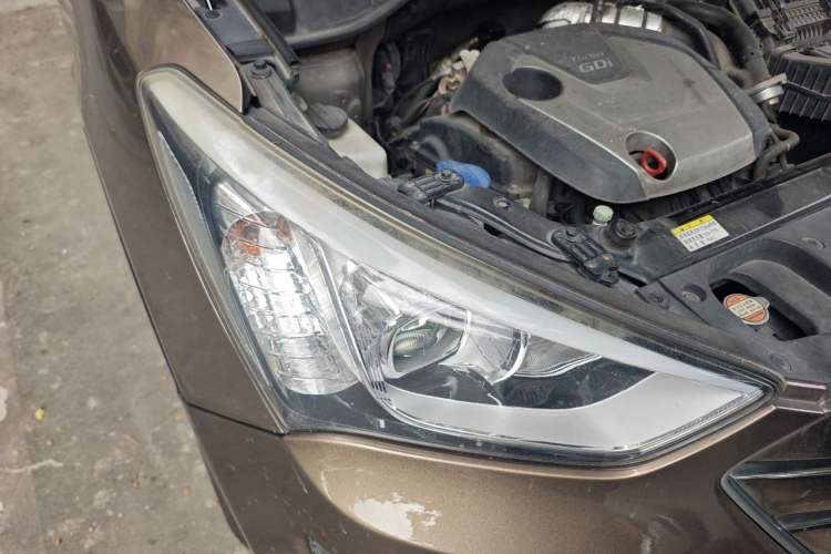 Used Hyundai Santa Fe 2015 2.0T Automatic 4x4 Smart 7-Seater Right Front Headlight