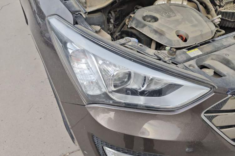 Used Hyundai Santa Fe 2015 2.0T Automatic All-Wheel Drive Smart Version 5 Seats Right Front Headlight