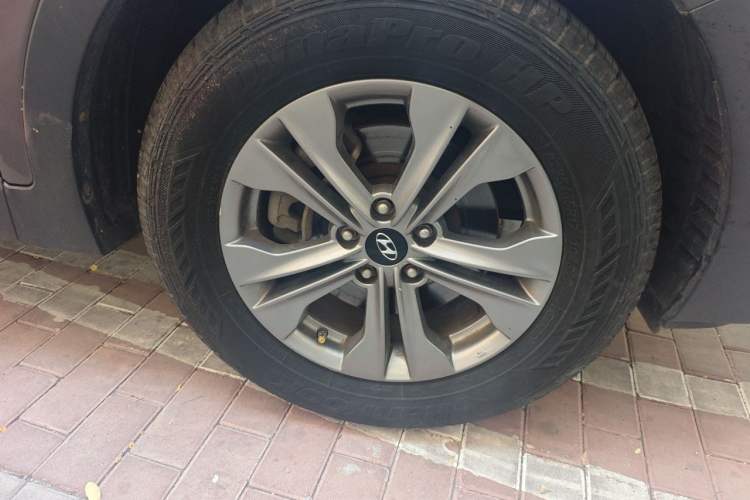 Used Hyundai Santa Fe 2015 2.0T Automatic Two-Wheel Drive Smart Version 5 Seats Right Front Wheel Hub
