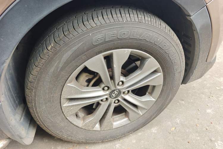 Used Hyundai Santa Fe 2015 2.0T Automatic 4x4 Smart 7-Seater Right Front Wheel Hub