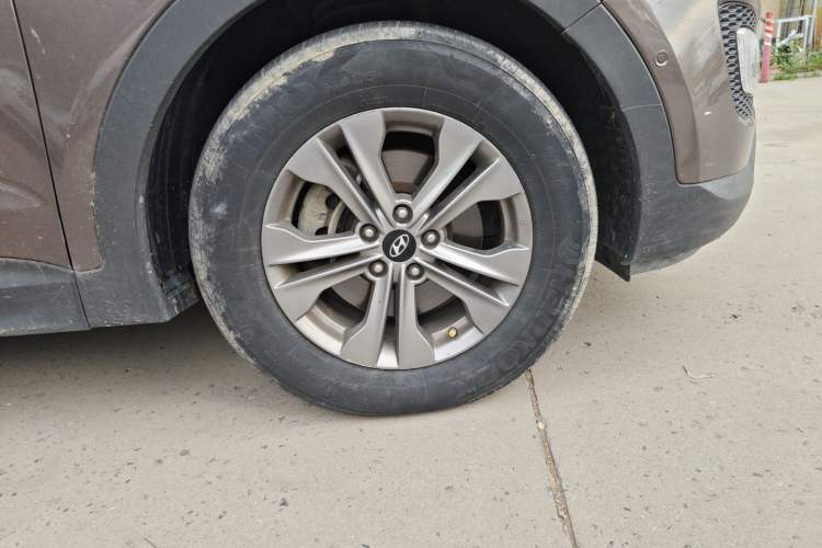 Used Hyundai Santa Fe 2015 2.0T Automatic All-Wheel Drive Smart Version 5 Seats Right Front Wheel Hub