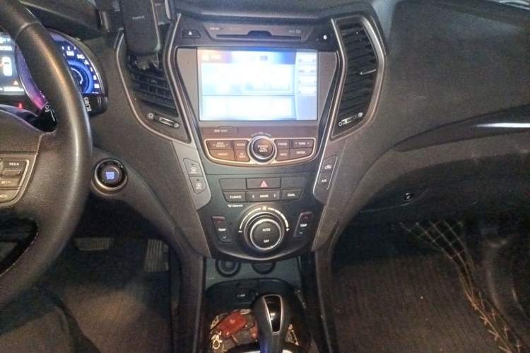 Used Hyundai Santa Fe 2015 2.0T Automatic All-Wheel Drive Smart Version 5 Seats Audio And AC Panel