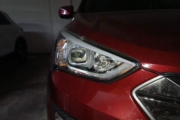 Used Hyundai Santa Fe 2015 2.0T Automatic All-Wheel Drive Smart Version 5 Seats Right Front Headlight