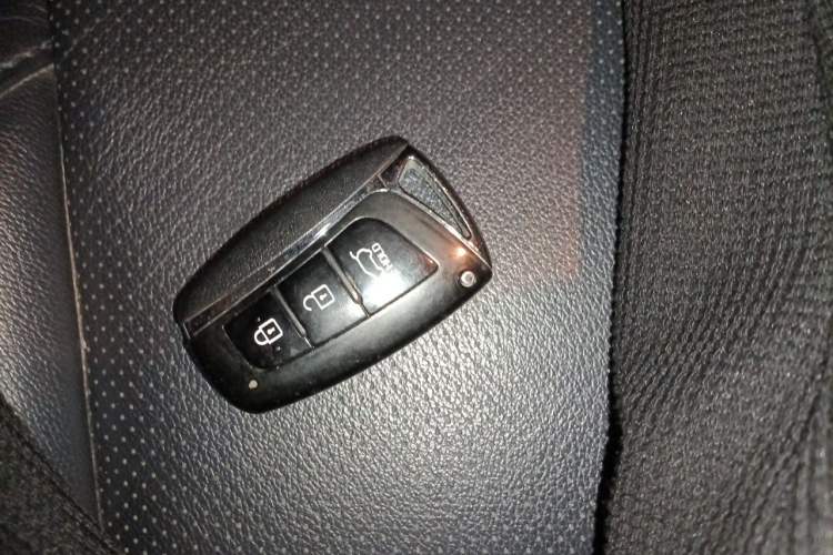 Used Hyundai Santa Fe 2015 2.0T Automatic All-Wheel Drive Smart Version 5 Seats Vehicle Key