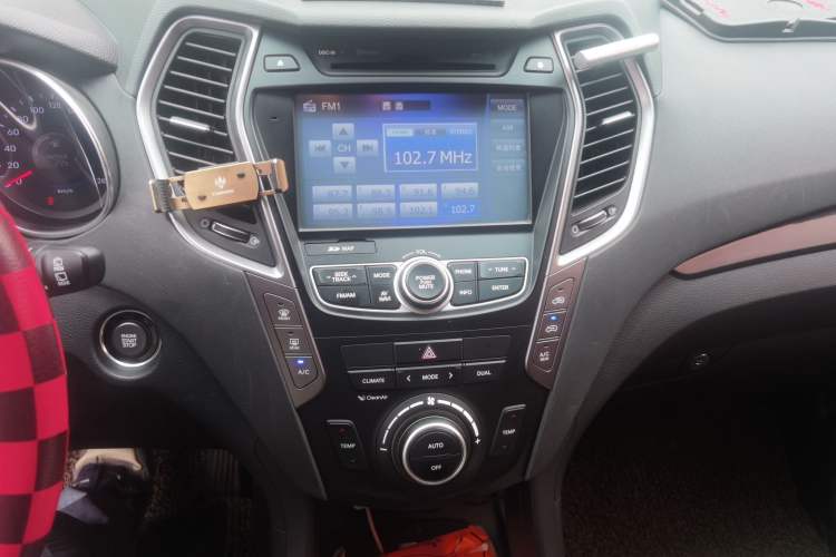 Used Hyundai Santa Fe 2015 2.0T Automatic 4x4 Smart 7-Seater Audio And AC Panel