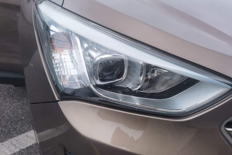 Used Hyundai Santa Fe 2015 2.0T Automatic 4x4 Smart 7-Seater Right Front Headlight