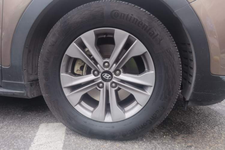 Used Hyundai Santa Fe 2015 2.0T Automatic 4x4 Smart 7-Seater Right Front Wheel Hub