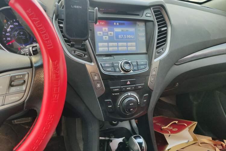 Used Hyundai Santa Fe 2015 2.0T Automatic Two-Wheel Drive Smart Version 5 Seats Audio And AC Panel