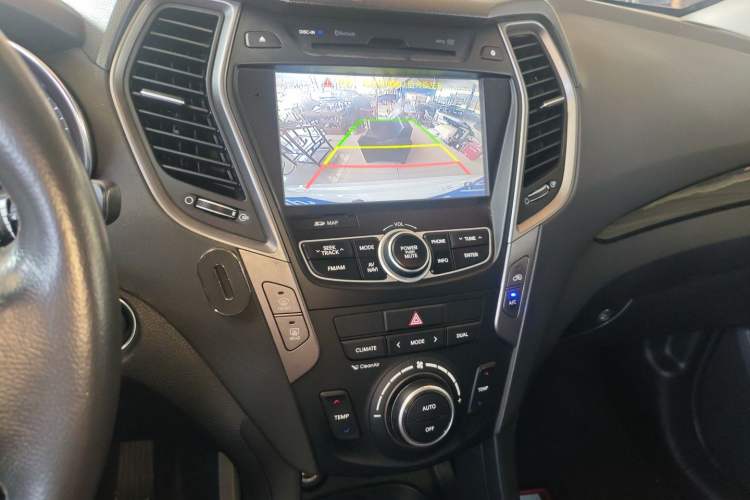 Used Hyundai Santa Fe 2015 2.0T Automatic Two-Wheel Drive Smart Version 5 Seats Audio And AC Panel